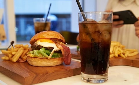 دراسة تحذر: هذه قائمة أخطر الأغذية على صحة الدماغ والإدراك لدى كبار السن