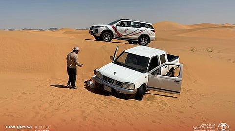 جوالو محمية نفوذ العريق ينقذون شابين علقت مركبتهما في منطقة وعرة