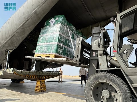 مشاهد من وصول الطائرة الإغاثية السعودية الـ71 لإغاثة غزة إلى مطار العريش