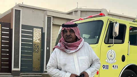شاهد.. مواطن يقتحم منزلًا مشتعلًا وينقذ فتاة من الموت وسط دخان كثيف في الخرج