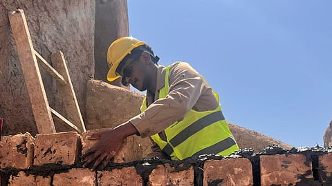 مشروع الأمير محمد بن سلمان لتطوير المساجد التاريخية يمكّن 30 طالبًا من التدريب على البناء بالطين وصناعة الأخشاب