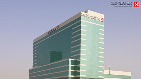 مستشفى الدكتور سليمان الحبيب بالخرج يضع حداً لمعاناة مراجعة مع مضاعفات عملية سمنة سابقة غير دقيقة