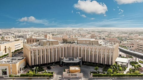 مريض يعود لحياته الطبيعية بعد نجاح جراحة معقدة لإزالة حصوات قنوات البنكرياس