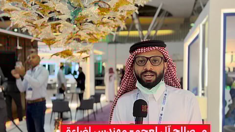 شاهد.. ثريا عملاقة بـ5 آلاف قطعة تخطف الأنظار في "معرض البناء السعودي 2025"