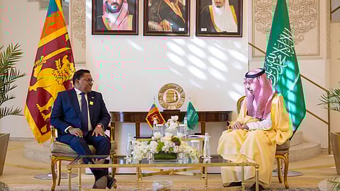 وزير الخارجية يستقبل نظيره السريلانكي ويهديه طابعًا تذكاريًا بمناسبة 50 عامًا من العلاقات