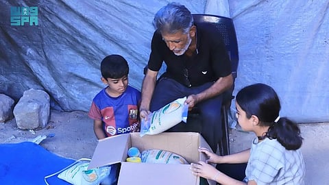 مركز الملك سلمان يوزّع مساعدات غذائية على 17 ألف طفل في شمال وجنوب غزة