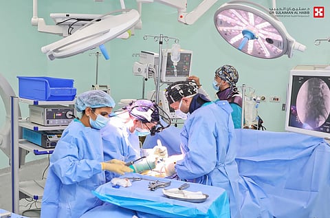 مجمع الدكتور سليمان الحبيب بالعليا ينهي معاناة مراجعة مع ورم متشعب ملاصق للرئة والقفص الصدري