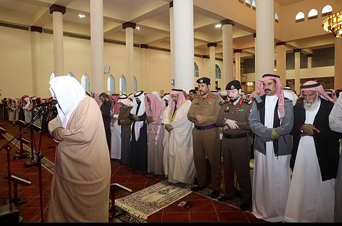 محافظ شرورة يؤدي صلاة الاستسقاء مع جموع المصلين