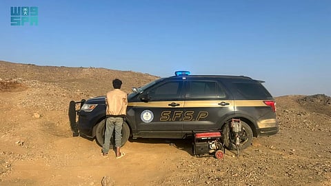 ضبط مخالف بيئي في تبوك لاستغلاله الرواسب.. و"الأمن والحماية" بالمرصاد