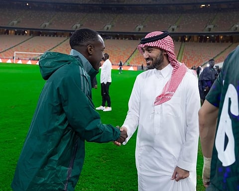 لدعم "الصقور" قبل مهمة كأس العرب.. وزير الرياضة "الفيصل" يساند "الأخضر" أمام ساحل العاج