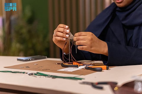 الحرف اليدوية في المملكة.. اقتصاد يتشكل بيد المبدعين ونهضة يقودها "بنان"