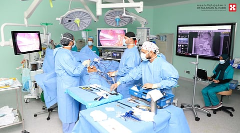 مستشفى الدكتور سليمان الحبيب بالخبر ينقذ حياة مراجعة بعملية تحويل مسار تصحيحية لـ"4" جراحات سمنة سابقة غير دقيقة