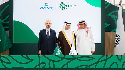 برعاية وزير البلديات والإسكان.. NHC توقّع اتفاقية تطوير عقاري مع شركة "إيملاك كونوت Emlak Konut" التركية لتطوير أراضٍ مخصصة بوجهة بوابة مكة