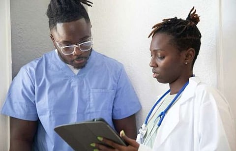 وقت أطول وأجور أقل.. دراسة كندية: استجابات الأطباء لتوقعات مرضاهم قد تُسهم في اختلاف رواتب الأطباء