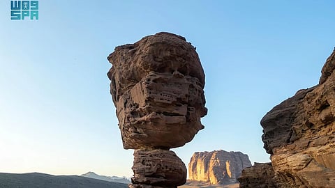 "الموائد الصخرية في تبوك.. معالم طبيعية نادرة رسمتها عوامل التعرية عبر آلاف السنين"