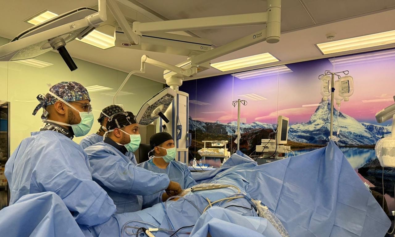ضمن التوجه المتقدم نحو تبنّي أحدث التقنيات الجراحية.. نجاح خياطة غضروف مفصل الورك بالمنظار لمستفيدة بالمدينة المنورة
