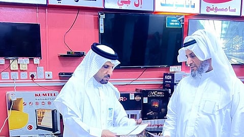 لجنة التوطين تواصل جولات رقابية على محلات الأجهزة بنجران