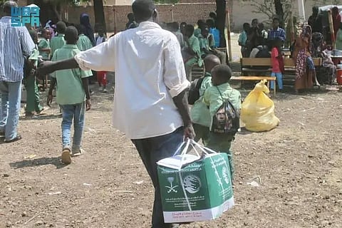 مركز الملك سلمان يوزّع 1200 سلة غذائية للنازحين في "السوكي" السودانية