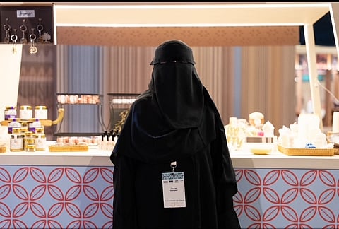 تفاصيل.. نحّالة من عسير تلفت الأنظار في "بنان" بصوت يُعرّف الزوار بعالم النحل