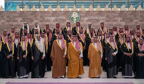 وزير الداخلية يلتقي متقاعدي قطاعات الوزارة في الحدود الشمالية ويشيد بعطائهم الأمني