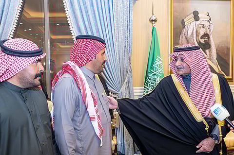 أمير تبوك يكرم شقيقين لأمانتهم ويقدم لهم مكافأة مجزية