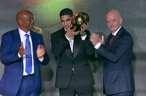 متفوّقاً على محمد صلاح.. المغربي أشرف حكيمي يُتَوّج أفضل لاعب أفريقي لعام 2025