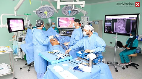 مستشفى الدكتور سليمان الحبيب بالخبر يعيد مراجعًا مصابًا بورم نادر بالبنكرياس يسبب هبوط السكر إلى حياته الطبيعية بعملية منظار متقدمة
