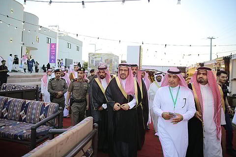 محافظ مرات يفتتح موسم الشتاء السادس ويُدشّن كتاب "مرات على طريق قوافل الحج