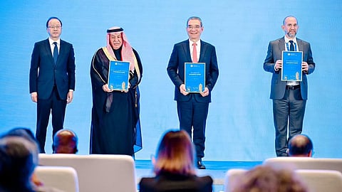 منتدى الجنوب العالمي يمنح فيصل بن معمر جائزة "البحث والتطبيق في التنمية العالمية"