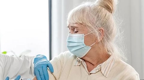 مع قدوم الشتاء.. تقرير: اللقاحات قد تكون منقذة لحياة من هم فوق الستين