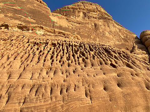 أسرار آلاف السنين على واجهات جبل أثلب.. و"سبق" تكشف تفسيرها