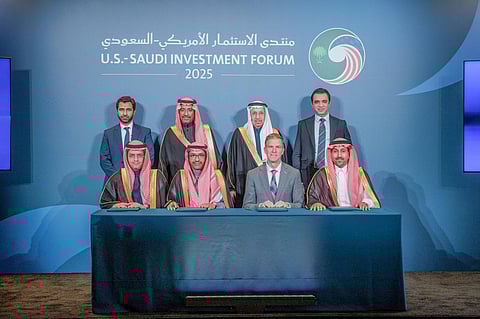 وزارة الاستثمار توقّع مذكرة تفاهم رباعية مع «ستيلانتيس» و«بترومين» لتأسيس مشروع لتصنيع المركبات ودعم توطين صناعة السيارات