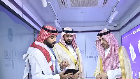 محافظ الليث يطّلع على مشروع الحافلة الرقمية الذكية لنشر الوعي الرقمي بالمحافظة