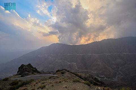 السحب الرعدية تعانق قمم الباحة وتنسج مشهدًا بديعًا يجذب عشّاق الطبيعة