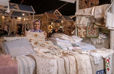 من الإسكندرية إلى "بنان".. إلهام عاطف تعرض مفروشاتها اليدوية في الرياض