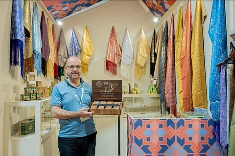 صابون الغار الحلبي.. عبدالله حردان ينقل تراث حلب إلى معرض "بنان"