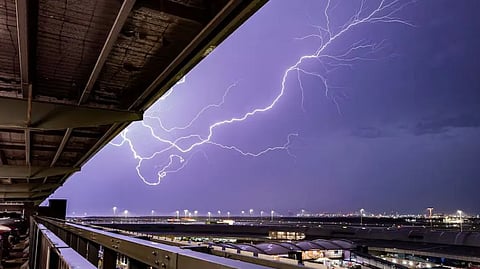 عاصفة تضرب ولاية كوينزلاند الأسترالية وتقطع الكهرباء عن 150 ألف منزل