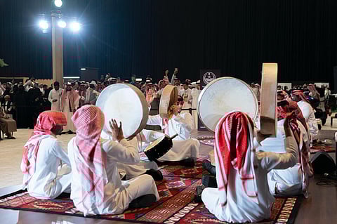 تفاعل جماهيري واسع مع عروض السامري والحساوي اليومية في فعاليات كأس نادي الصقور السعودي 2025 بالظهران