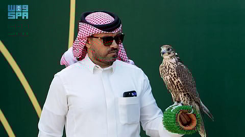 صقور المحترفين تتنافس على جوائز كأس نادي الصقور السعودي في رابع أيامه بالخبر