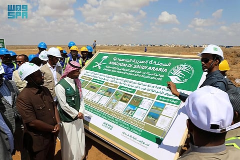 مركز الملك سلمان للإغاثة يضع حجر الأساس لمشروع إنشاء (200) وحدة سكنية للمتضررين من الفيضانات في مدينة كسمايو بالصومال