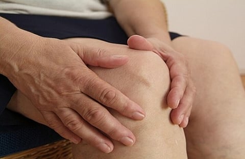 حذرت من الجلوس الطويل.. خبيرة روسية: 5 عادات يومية تحمي من ألم المفاصل