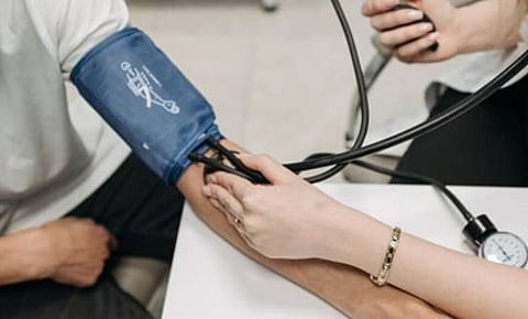 السبب الخفيّ يظهر أخيرًا.. دراسة: فحص الـ10 دقائق قد يُحدث ثورة في علاج ارتفاع ضغط الدم