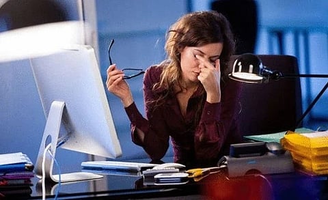 كم ساعة أمام الشاشة آمنة يوميًا؟ خبير يوضح ويحذّر من نظارات "بلو راي"