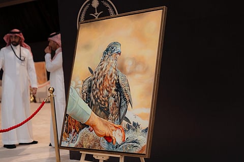 تشكيلية سعودية توثّق جمال الصقور فنيًا في "كأس نادي الصقور 2025"