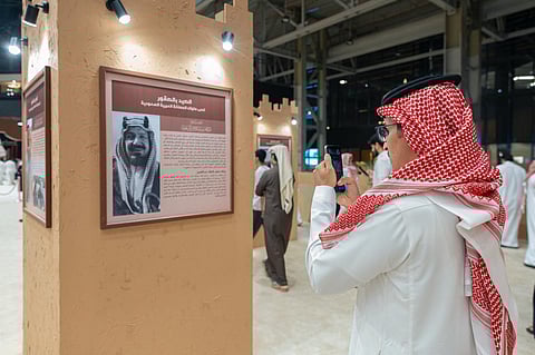 كأس نادي الصقور يعرّف الزوار بـ"عرّاك".. الصقر الأحمر الذي رافق الملك عبدالعزيز