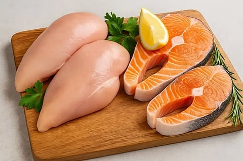 الدجاج أم السلمون؟.. تعرّف على الخيار الأفضل لصحتك
