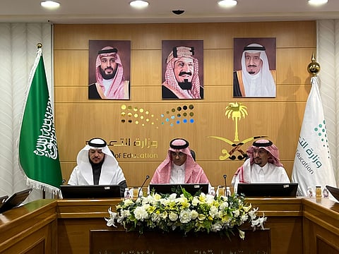 تعليم الطائف" يناقش الانضباط المدرسي ونظامي أعمالي والدعم الموحد .. والغامدي يشيد بدور الكوادر التعليمية