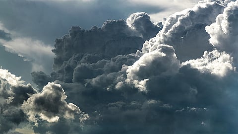 تقلبات جوية تضرب 6 مناطق.. أمطار وضباب ورياح تبدأ فجر الإثنين