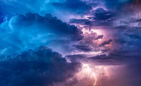 "الأرصاد" ينبه 5 مناطق: أمطار وصواعق وضباب تؤثر على الرؤية فجر الثلاثاء