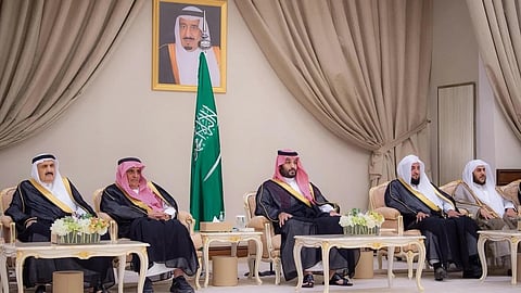 ولي العهد يستقبل أصحاب السمو الأمراء والفضيلة العلماء والمعالي وجمعًا من المواطنين في قصر الخليج